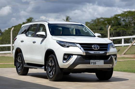 TOYOTA HILUX SW4 2.8 SRX DIAMOND 4X4 7 LUGARES 16V TURBO INTERCOOLER DIESEL 4P AUTOMÁTICO